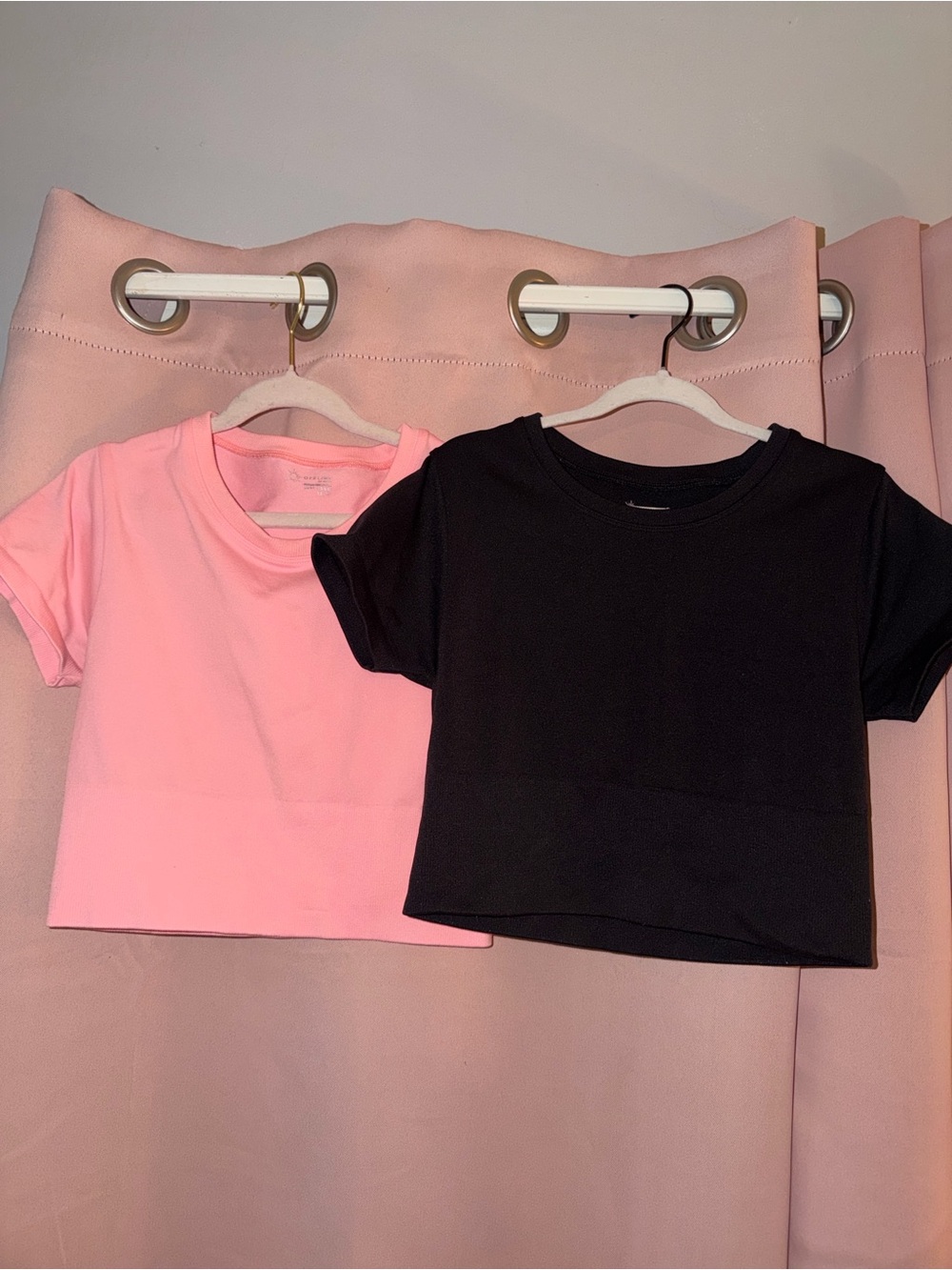 TWO Aerie Short Sleeve Crop Tops - Soft peach & Black